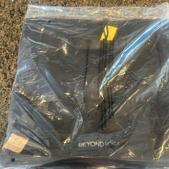 Beyond Yoga Black Convertible Backpack Bag, BEYOND YOGA Convertible Gym Bag - Picture 3 of 3